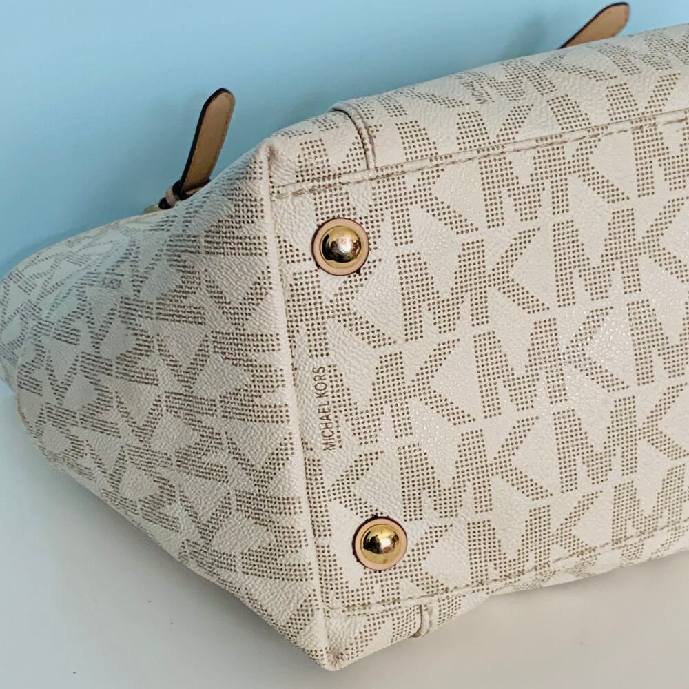 MIchael Kors Jet Set Signature Tote in Vanilla - Picture 6 of 8